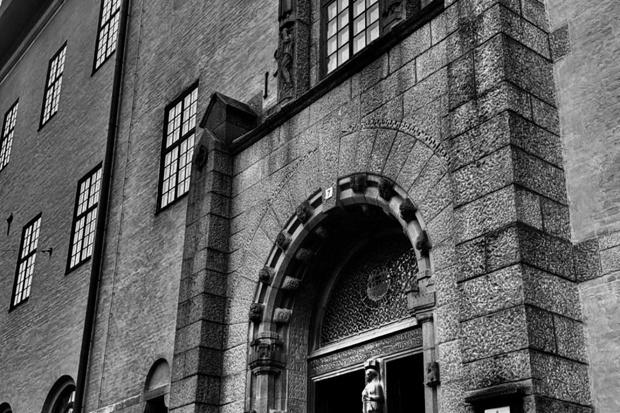 Närbild av ingången till en juridisk byggnad i sten